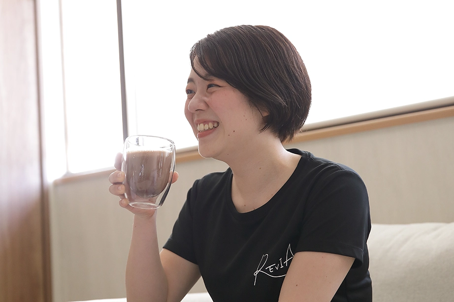 プロテインを飲む笑顔の女性